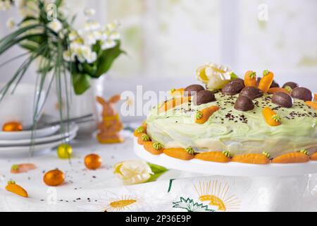 Veganer Osterkuchen, Schokoladenkuchen mit Osterdekoration Stockfoto