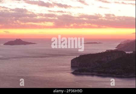 Sonnenuntergang vor den Calanques und Cassis, Bouches-du-Rhone, Provence, Frankreich Stockfoto