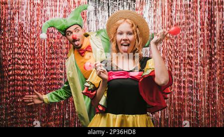 Verspielte Freunde verkleidete Karnevalsparty Stockfoto