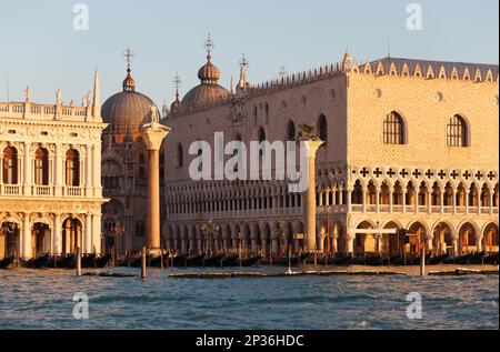 Blick vom Bacino di San Marco zum Dogenpalast und der Piazzetta am Morgen, Venedig, Italien Stockfoto