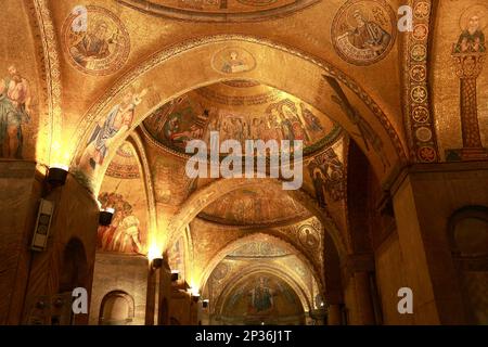 Veranda mit vergoldeten Mosaiken und Themen des Alten Testaments, Westportal, Basilica di San Marco, Venedig, Italien Stockfoto