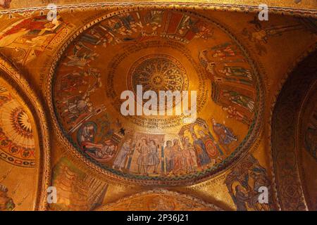 Veranda mit vergoldeten Mosaiken und Themen des Alten Testaments, Westportal, Basilica di San Marco, Venedig, Italien Stockfoto