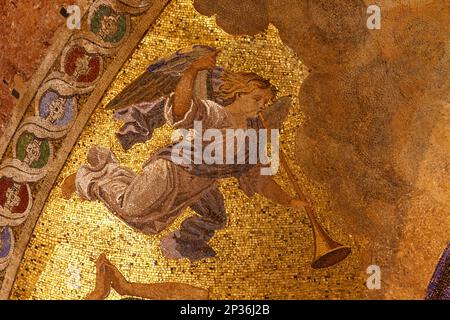 Veranda mit vergoldeten Mosaiken und Themen des Alten Testaments, Westportal, Basilica di San Marco, Venedig, Italien Stockfoto