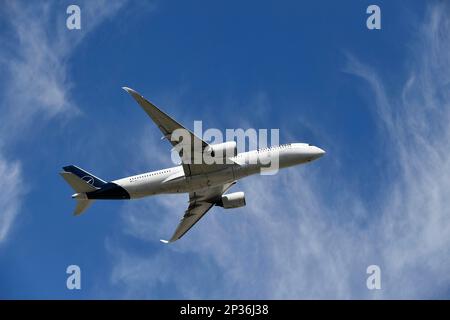 Flying Lufthansa Airbus A350-900, New Livery, München Airport, Oberbayern, Bayern, Deutschland Stockfoto