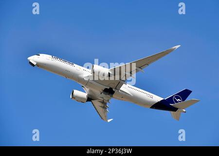 Abflug Lufthansa Airbus A350-900, New Livery, München Airport, Oberbayern, Bayern, Deutschland Stockfoto