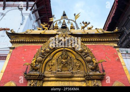 Golden Gate Sun Dhoka mit der Göttin Taleju Bhawani, die zum Königspalast, Durbar Platz, UNESCO-Weltkulturerbe, Bhaktapur, Nepal führt Stockfoto