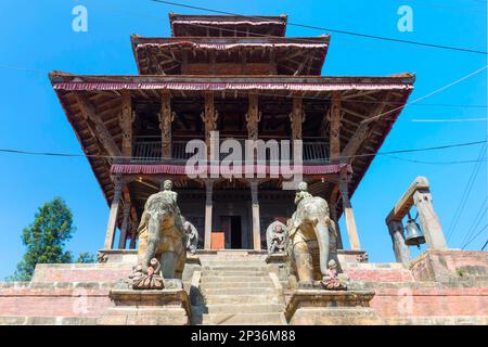 Ganesh-Schrein, Uma Maheshwar-Tempel, bewacht von zwei Steinelefanten, Kirtipur, Nepal Stockfoto