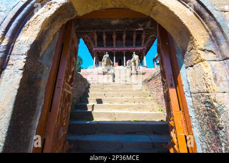 Ganesh-Schrein, Uma Maheshwar-Tempel, bewacht von zwei Steinelefanten, Kirtipur, Nepal Stockfoto