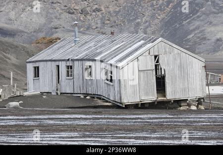 Blick auf ein heruntergekommenes Gebäude einer verlassenen Walfangstation, Port Foster, Deception Island, South Shetland Islands, Antarktis Stockfoto