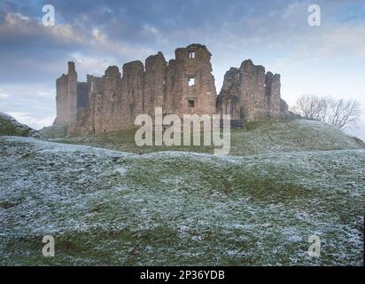 Blick auf die Burgruinen bei Sonnenaufgang im Frost, Brough Castle, Brough Church, Kirkby Stephen, Cumbria, England, Vereinigtes Königreich Stockfoto