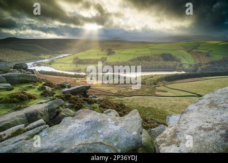 Blick über Klippen in Richtung Stausee, Blick von Derwent Edge in Richtung Ladybower Reservoir, Peak District National Park, Derbyshire, England, United Stockfoto