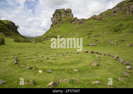 Blick auf Steinkreis und Felsformationen „Tower“, Castle Ewen, Fairy Glen, Trotternish Peninsula, Isle of Skye, Innere Hebriden, Schottland Stockfoto