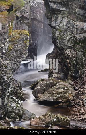 Fluss und Felsen in der Nähe des Wasserfalls in der Dämmerung, Dog Falls, River Affric, Glen Affric, Inverness-shire, Highlands, Schottland, Vereinigtes Königreich Stockfoto