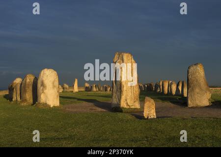 Megalithic Monument Stone Ship at Dawn, Ale's Stones, Kaseberga, Skane, Schweden Stockfoto