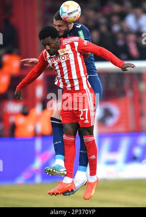 Berlin, Deutschland. 4. März 2023. Sheraldo Becker (Vorderseite) von Union Berlin weint um einen Header mit Julian Chabot aus Köln während des deutschen Bundesliga-Fußballspiels in der ersten Liga zwischen Union Berlin und dem FC Köln am 4. März 2023 in Berlin. Kredit: Ren Pengfei/Xinhua/Alamy Live News Stockfoto