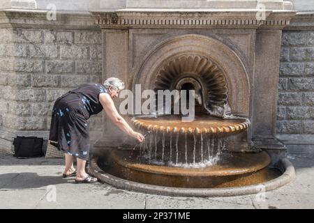 Das heiße Schwefelwasser aus der Quelle La Bollente im Zentrum von Acqui Terme, Piemont Italien Stockfoto