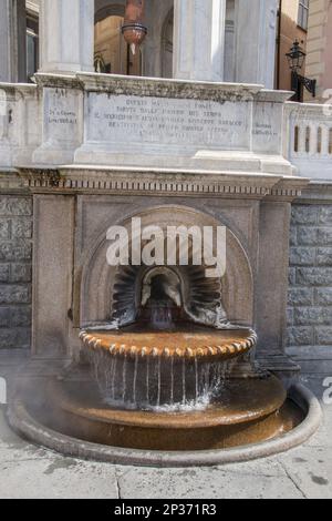 Die heiße Schwefelquelle von La Bollente im Zentrum von Acqui Terme, Piemont Italien Stockfoto