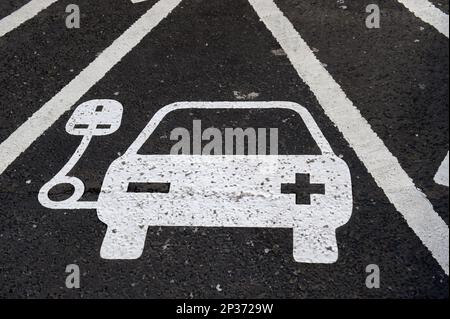 Reservierter Parkplatz an der Ladestation für Elektroautos an der Autobahnservicestation, England, Großbritannien Stockfoto