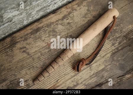 „Dibblet“ Holzdibber-Gartenwerkzeug, auf vegetarischem Gartengelände, Mendlesham, Suffolk, England, Vereinigtes Königreich Stockfoto