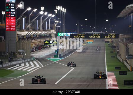 (230305) - MANAMA, 5. März 2023 (Xinhua) -- Alfa Romeos chinesischer Fahrer Zhou Guanyu (1. l) fährt während einer Qualifikationssitzung des Bahrain Formel 1 Grand Prix auf der internationalen Rennstrecke in Sakhir, Bahrain, am 4. März 2023. (Handout Alfa Romeo über Xinhua) Stockfoto