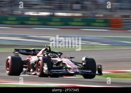 (230305) - MANAMA, 5. März 2023 (Xinhua) -- Alfa Romeos chinesischer Fahrer Zhou Guanyu fährt während einer Qualifikationssitzung des Bahrain Formel 1 Grand Prix auf der International Circuit in Sakhir, Bahrain, am 4. März 2023. (Handout Alfa Romeo über Xinhua) Stockfoto