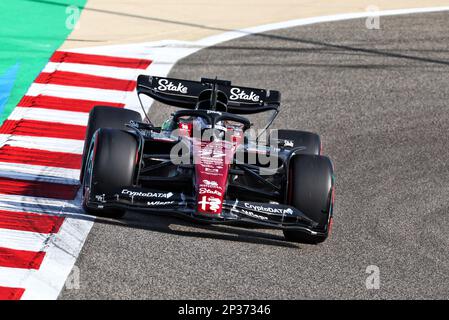 (230305) – MANAMA, 5. März 2023 (Xinhua) – Alfa Romeos finnischer Fahrer Valtteri Bottas fährt am 4. März 2023 während einer Qualifikationssitzung des Formel-1-Preises von Bahrain auf der internationalen Rennstrecke in Sakhir, Bahrain. (Handout Alfa Romeo über Xinhua) Stockfoto