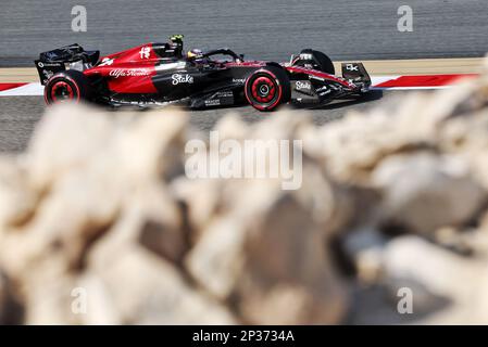 (230305) - MANAMA, 5. März 2023 (Xinhua) -- Alfa Romeos chinesischer Fahrer Zhou Guanyu fährt während einer Qualifikationssitzung des Bahrain Formel 1 Grand Prix auf der International Circuit in Sakhir, Bahrain, am 4. März 2023. (Handout Alfa Romeo über Xinhua) Stockfoto