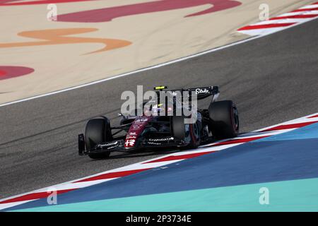 (230305) - MANAMA, 5. März 2023 (Xinhua) -- Alfa Romeos chinesischer Fahrer Zhou Guanyu fährt während einer Qualifikationssitzung des Bahrain Formel 1 Grand Prix auf der International Circuit in Sakhir, Bahrain, am 4. März 2023. (Handout Alfa Romeo über Xinhua) Stockfoto