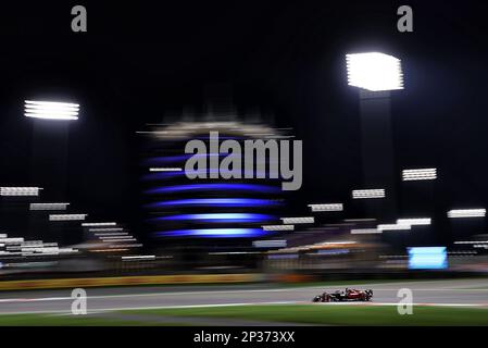 (230305) – MANAMA, 5. März 2023 (Xinhua) – Alfa Romeos finnischer Fahrer Valtteri Bottas fährt am 4. März 2023 während einer Qualifikationssitzung des Formel-1-Preises von Bahrain auf der internationalen Rennstrecke in Sakhir, Bahrain. (Handout Alfa Romeo über Xinhua) Stockfoto