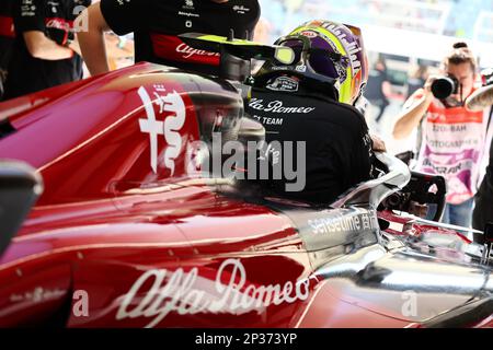 (230305) – MANAMA, 5. März 2023 (Xinhua) – Alfa Romeos chinesischer Fahrer Zhou Guanyu bereitet sich vor einer Qualifikationssitzung des Formel-1-Grand Prix von Bahrain auf der internationalen Rennstrecke in Sakhir, Bahrain, am 4. März 2023. (Handout Alfa Romeo über Xinhua) Stockfoto