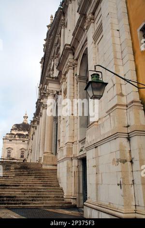 Vorderseite des Palast-Klosters von Mafra, Teilblick, architektonische Details, 18. Cen. Barock und Neoklassizismus, Portugal Stockfoto