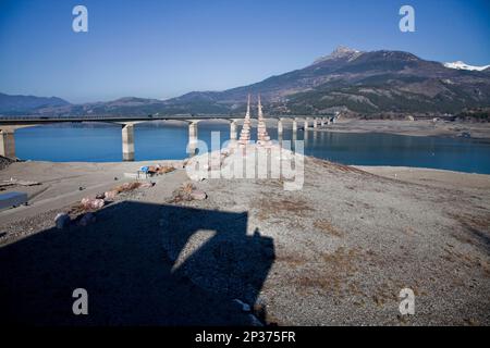 Savine, Frankreich. 04. März 2023. Savine Bridge, Frankreich, am 04. März 2023. Der See Serre Poncon weist einen Wasserstand von 21,77 m unter seinem optimalen Füllstand auf. Foto: Thibaut Durand /ABACAPRESS.COM. Kredit: Abaca Press/Alamy Live News Stockfoto