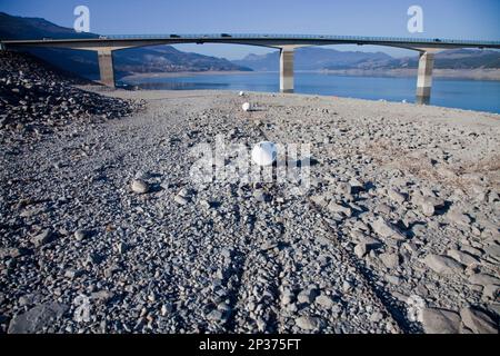 Savine, Frankreich. 04. März 2023. Am 04. März 2023 lag Schlamm vor der Savine-Brücke, Frankreich. Der See Serre Poncon weist einen Wasserstand von 21,77 m unter seinem optimalen Füllstand auf. Foto: Thibaut Durand /ABACAPRESS.COM. Kredit: Abaca Press/Alamy Live News Stockfoto