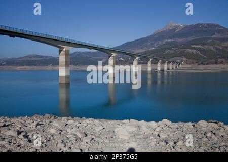 Savine, Frankreich. 04. März 2023. Savine Bridge, Frankreich, am 04. März 2023. Der See Serre Poncon weist einen Wasserstand von 21,77 m unter seinem optimalen Füllstand auf. Foto: Thibaut Durand /ABACAPRESS.COM. Kredit: Abaca Press/Alamy Live News Stockfoto