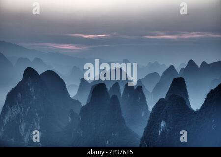 Blick auf Kalksteinformationen bei Sonnenaufgang, Guilin, Autonome Region Guangxi Zhuang, China Stockfoto