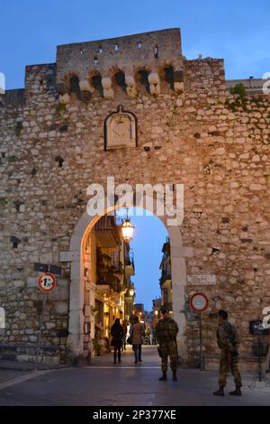 Porta Catania, Corso Umberto, Taormina, Sizilien, Italien Stockfoto