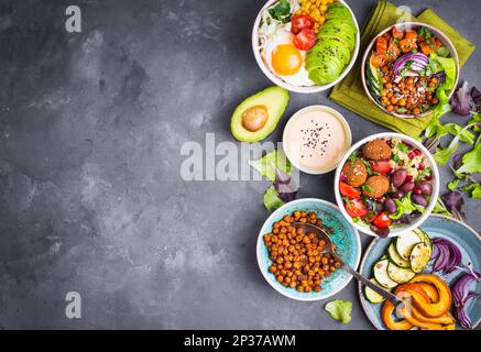 Gemischte gesunde vegetarische Salate mit Gemüse, Süßkartoffeln, Falafel, Bulgur, Avocado, Eier. Gemischte buddha Schüssel Salate Hintergrund. Gesund Stockfoto