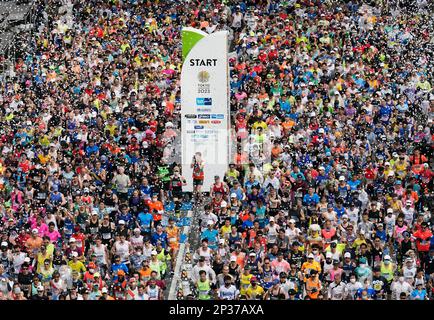 (230305) – TOKIO, 5. März 2023 (Xinhua) – Läufer füllen die Straße vor dem Tokyo Metropolitan Government Building zu Beginn des Tokio Marathon 2023 in Tokio, Japan, 5. März 2023. (Frank Robichon/Pool über Xinhua) Stockfoto