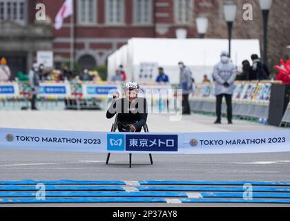 Tokio, Japan. 5. März 2023. Manuela Schar aus der Schweiz gewinnt den ersten Platz beim Rollstuhl-Marathon für Frauen während des Tokio Marathons 2023 am 5. März 2023 in Tokio, Japan. Kredit: Zhang Xiaoyu/Xinhua/Alamy Live News Stockfoto