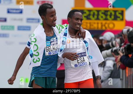 Tokio, Japan. 5. März 2023. DESO Gelmisa (L) und Mohamed ESA von Äthiopien reagieren nach Überquerung der Ziellinie beim Tokio Marathon 2023 in Tokio, Japan, 5. März 2023. Kredit: Zhang Xiaoyu/Xinhua/Alamy Live News Stockfoto