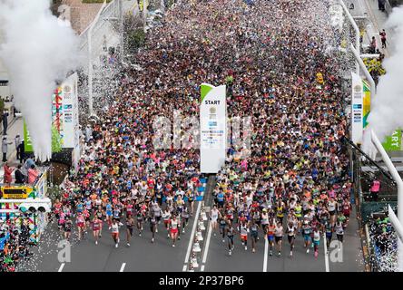 (230305) – TOKIO, 5. März 2023 (Xinhua) – Läufer füllen die Straße vor dem Tokyo Metropolitan Government Building zu Beginn des Tokio Marathon 2023 in Tokio, Japan, 5. März 2023. (Frank Robichon/Pool über Xinhua) Stockfoto