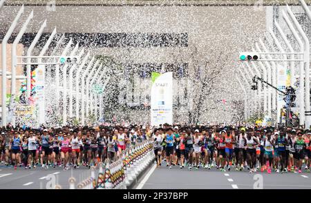 (230305) – TOKIO, 5. März 2023 (Xinhua) – Läufer füllen die Straße vor dem Tokyo Metropolitan Government Building zu Beginn des Tokio Marathon 2023 in Tokio, Japan, 5. März 2023. (Hiro Komae/Pool über Xinhua) Stockfoto