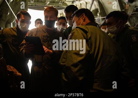 Ein Laderaumführer mit dem 353. Special Operation Wing demonstriert Preflight-Prüfungen in einem US-amerikanischen Air Force MC-130J Air Commando II an Mitglieder der Japan Air Self Defense Force am Komaki Air Base, Japan, 27. Januar 2023. Dies war das erste Engagement für eine neue Partnerschaft zwischen dem 353. SOW und dem 1. Taktischen Luftschaffenflügel. Stockfoto