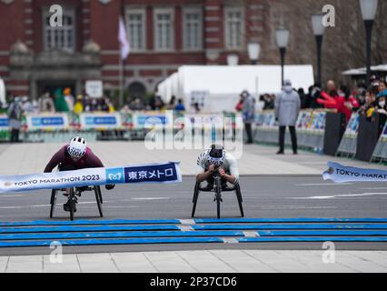 Tokio, Japan. 5. März 2023. Madison De Rozario (R) aus Australien gewinnt beim Tokyo Marathon 2023 am 5. März 2023 in Tokio, Japan, den dritten Platz beim Rollstuhl-Marathon für Frauen. Kredit: Zhang Xiaoyu/Xinhua/Alamy Live News Stockfoto