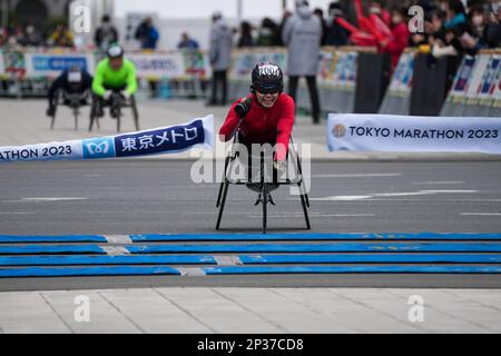 Tokio, Japan. 5. März 2023. Kina Tsubasa of Japan gewinnt beim Tokio Marathon 2023 am 5. März 2023 in Tokio, Japan, den zweiten Platz beim Rollstuhl-Marathon für Frauen. Kredit: Zhang Xiaoyu/Xinhua/Alamy Live News Stockfoto