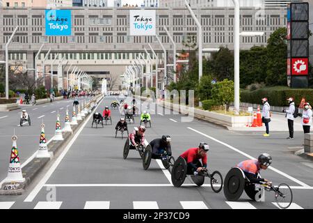 (230305) -- TOKIO, 5. März 2023 (Xinhua) -- Sportler auf ihren Rollstühlen konkurrieren während des Tokyo Marathon in Tokio, Japan, 5. März 2023. (Hiro Komae/Pool über Xinhua) Stockfoto