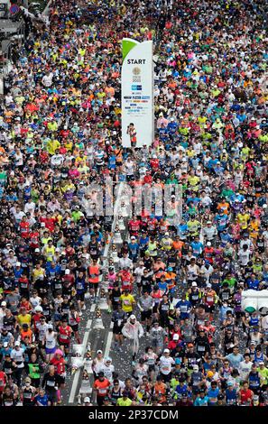 (230305) – TOKIO, 5. März 2023 (Xinhua) – Läufer füllen die Straße vor dem Tokyo Metropolitan Government Building zu Beginn des Tokio Marathon 2023 in Tokio, Japan, 5. März 2023. (Issei Kato/Pool über Xinhua) Stockfoto