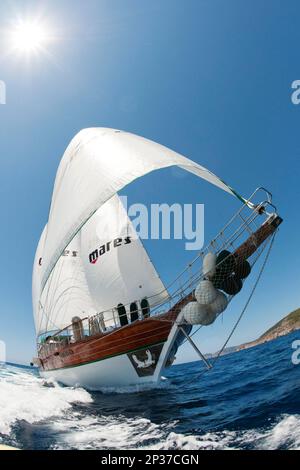 Segelschiff unter voller Segel, Jib, Bug, Bug, Wind, Volle Kraft voraus, Windjammer, Europa, Mittelmeer Stockfoto