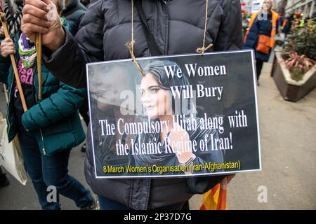 London, Vereinigtes Königreich - 4. März 2023: Tausende Frauen, darunter iranische und afghanische Frauen mit Slogans "Women's Life Freedom", marschierten im Zentrum Londons zum Trafalgar Square, um gegen männliche Gewalt und für die Gleichstellung der Geschlechter zu protestieren. der märz und die Rallye waren Teil der jährlichen Million Women Rise Veranstaltung, die anlässlich des Internationalen Frauentages stattfindet. Kredit: Sinai Noor / Alamy Live News Stockfoto