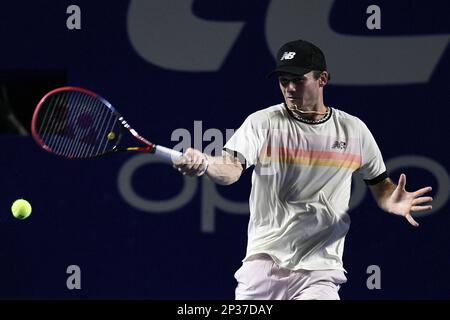 Acapulco, Mexiko. 4. März 2023. Tommy Paul aus den Vereinigten Staaten kehrt beim Finalspiel der Männer-Singles gegen Alex de Minaur aus Australien beim ATP Mexican Open-Tennisturnier 2023 in Acapulco, Mexiko, am 4. März 2023 zurück. Kredit: Xin Yuewei/Xinhua/Alamy Live News Stockfoto